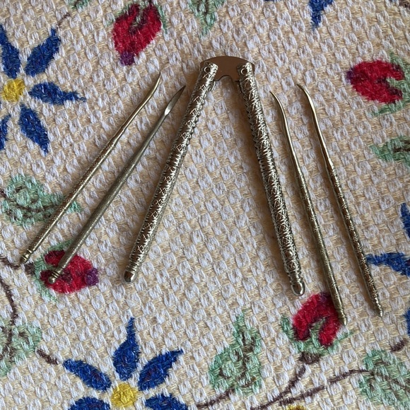 Vintage Wooden 3 Footed Nut Bowl Set with Metal Nutcracker and 4 Picks - Picture 6 of 6